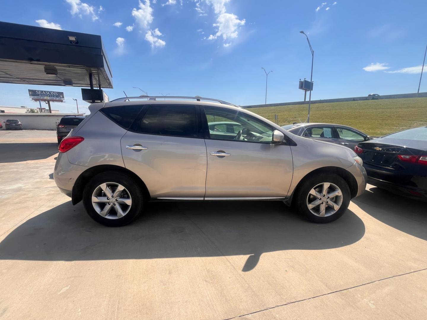 2009 BROWN/TAN NISSAN MURANO S; SL S (JN8AZ18U69W) with an 3.5L V6 DOHC 24V engine, Automatic CVT Overdrive transmission, located at 8101 E. Skelly Dr., Tulsa, OK, 74129, (918) 592-3593, 36.121891, -95.888802 - Photo#1